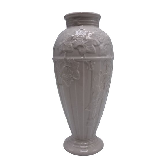 Wedgwood White Classic Garden Vase Grapes Leaves Embossed 7.5" England 1996 - Picture 1 of 9